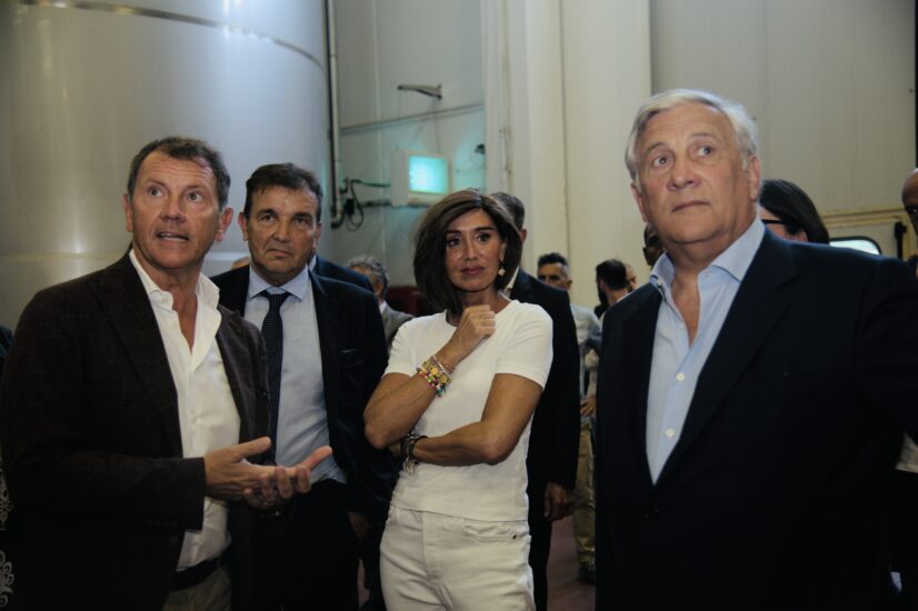 Da sinistra: Giampaolo Bassetti e Carlo Dalmonte (Caviro), con Anna Maria Bernini e Antonio Tajani