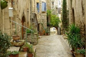 Dalle spiagge ai piccoli borghi, come cambia il turismo nell’estate del maltempo e dell’inflazione