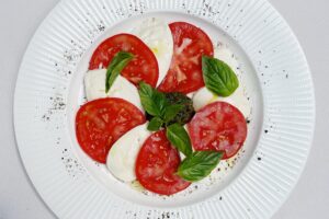 Dall&rsquo;insalata di riso alla caprese, torna il pranzo al sacco in spiaggia