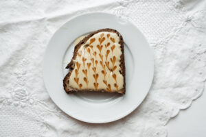 Alimentazione vegetale, risparmio, colore bianco, no alcol, mangiare a casa e “radicalmente” locale