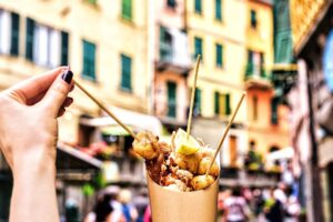 Arancini, piadine e arrosticini: 7 italiani su 10 in vacanza scelgono lo street food
