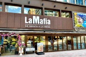 I ristoranti &ldquo;La mafia se sienta a la mesa&rdquo; come sponsor: un caso diplomatico tra Italia e Spagna