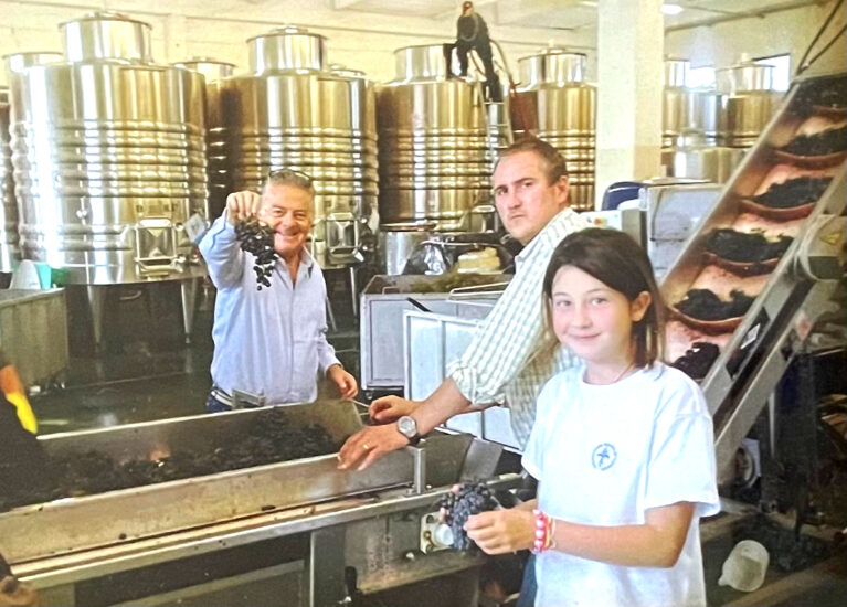 Lodovico e Sophia Antinori con Ranieri Orsini alla Tenuta di Biserno (vecchia foto di archivio)