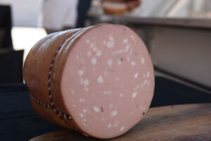 Ad “EmiliaFoodFest”, la Mortadella Igp sul banco degli imputati: un’eccellenza a “processo” Ad “EmiliaFoodFest”, la Mortadella Igp sul banco degli imputati: un’eccellenza a “processo”