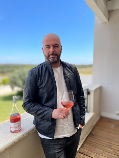 Paolo Cantele con il rosato Rohesia