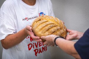 Giornata della Povert&agrave;, frati e volontari distribuiscono pane fresco in strada