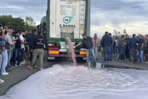 La rabbia dei viticoltori francesi sfocia nell&rsquo;attacco ai camion che importano vino spagnolo