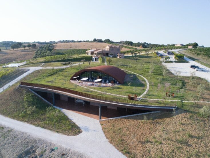 La cantina interrata di Filodivino, nelle Marche, progetto firmato dall’architetta Cristiana dell’Acqua