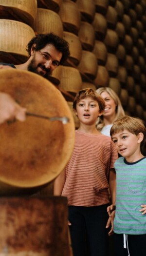 Metti insieme Parmigiano Reggiano, il vino e le Cesarine: &egrave; tempo di &ldquo;Caseifici Aperti&rdquo;