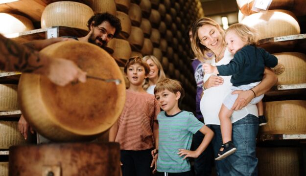 Metti insieme Parmigiano Reggiano, il vino e le Cesarine: &egrave; tempo di &ldquo;Caseifici Aperti&rdquo;