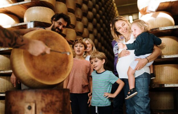 COMUNICAZIONE, CONSORZIO PARMIGIANO REGGIANO, DAZI, EXPORT, FATTURATO, MADE IN ITALY, MARKETING, MERCATI, MERCATO ITALIANO, NICOLA BERTINELLI, PARMIGIANO REGGIANO, PRODUZIONE, TURISMO, USA, Non Solo Vino