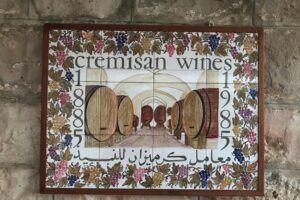 La guerra tra Hamas e Israele fa tremare la cantina di Cremisan, a metà tra Israele e Palestina