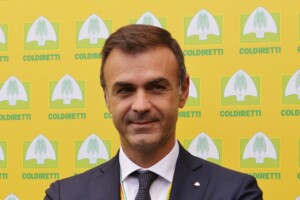 Mauro Corona: disobbedienza civile per garantire un futuro ai borghi e ai  territori agricoli - WineNews