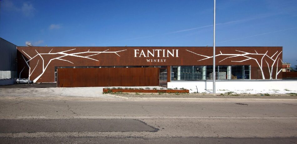 La nuova cantina di Fantini Winery (progetto di Rocco Valentini Architecture), a Ortona