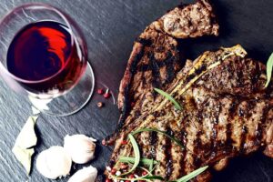 Coldiretti e Origin Italia contro la Ue: discrimina e penalizza vino, carne e salumi