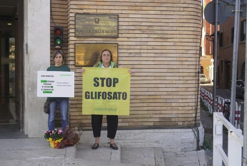 La protesta di Greenpeace contro l’estensione dell’autorizzazione all’uso del glifosato in Ue per i prossimi 10 anni