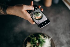 Sono cucina & alimentazione i temi pi&ugrave; seguiti sui social (28%), poi viaggi (24%) e musica (24%)