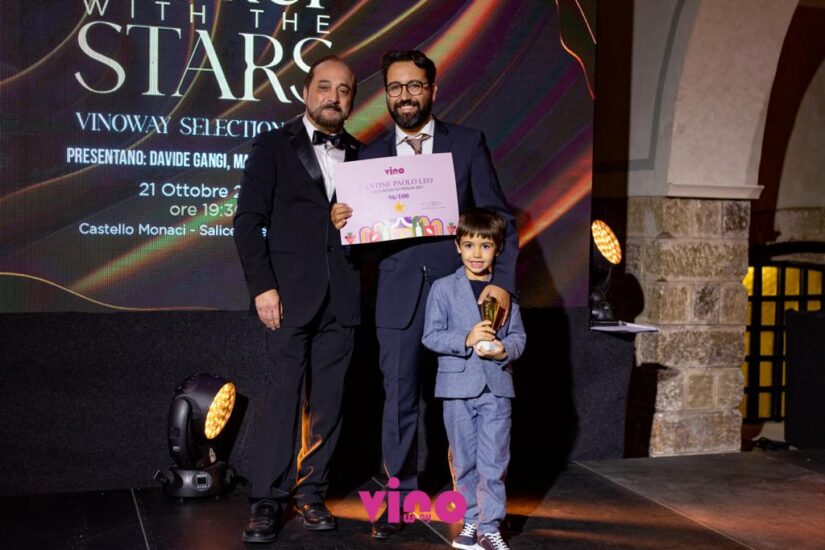 La cantina pugliese Paololeo sul palco: Davide Gangi, con Nicola Leo ed figlio Paolo Leo, che ha reclamato una coppa anche lui, essendo già parte della cantina della sua famiglia