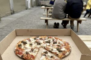 La pizza del re: dalla Margherita alla &ldquo;Balmoral&rdquo;, re Carlo III apre una pizzeria e omaggia l&rsquo;Italia