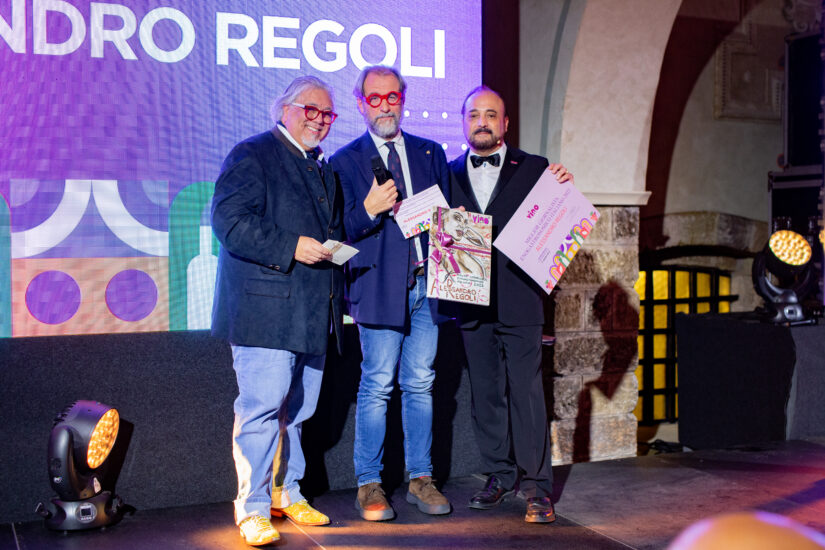 Il direttore di WineNews, Alessandro Regoli, premiato da Charlie Arturaola e Davide Gangi (Vinoway)