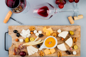 Un classico dei classici: l’abbinamento vino e formaggio. Declinato da Slow Food