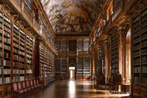 Ori e ombre, luce e mistero che uniscono Napoli e Praga nel “Calendario Di Meo” 2024