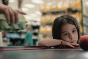 Dopo il clamore, ecco l&rsquo;analisi dello spot Esselunga: la pubblicit&agrave; &egrave; piaciuta, ma il buzz si divide