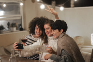 Come avvicinare la “Generazione Z” al vino? Creando contenuti autentici, interattivi e personali