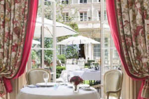 Nasce la prima dining room al mondo firmata Dom Pérignon, nel ristorante “Le Bristol Paris”