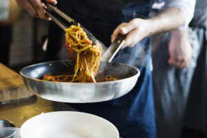 Un’opportunità unica per giovani chef: in palio un tirocinio nei migliori ristoranti del mondo