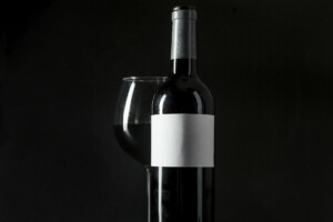 Le Linee Guida della Commissione Ue scuotono il vino. Ceev e Uiv: “milioni di etichette da buttare”