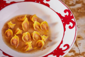 Il Natale di WineNews con lo chef Gianfranco Vissani e i Cappelletti in brodo al Lambrusco