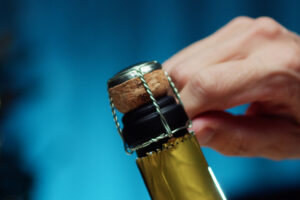 Bottiglia fredda, inclinata a 45 gradi e lontano dalle persone: il “brindisi sicuro” di Cambridge