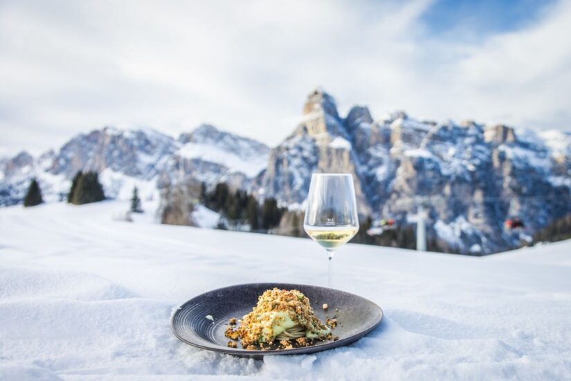 “L’oste sul ghiaccio” del Lago Sompunt tra le Dolomiti dell’Alta Badia colorate dall’Enrosadira