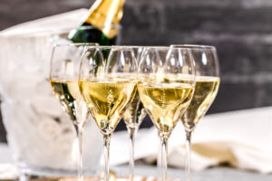 Nel 2023 lo Champagne “si ferma” a 299 milioni di bottiglie, per più di 6 miliardi di euro