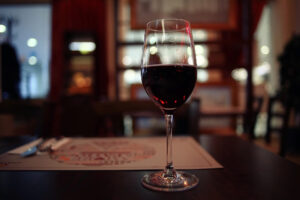 Francia, tassa più bassa per ristoranti che promuovono il vino locale: ad Hérault, l’idea anti-crisi