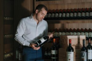 Un 2023 di fatica per i fine wine ma c’è chi va controcorrente: il caso “eWibe”