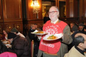 Senzatetto a tavola serviti da politici e vip in un hotel di lusso: torna la &ldquo;Befana del Clochard&rdquo;