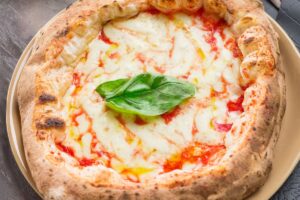 La pizza, dalla Regina Margherita a “regina” dell’Italia nel mondo che celebra il “World Pizza Day”