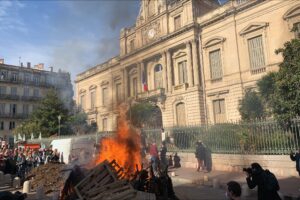 Vino francese in crisi: i vignaioli alzano i toni, i negociant cercano la concordia per ripartire