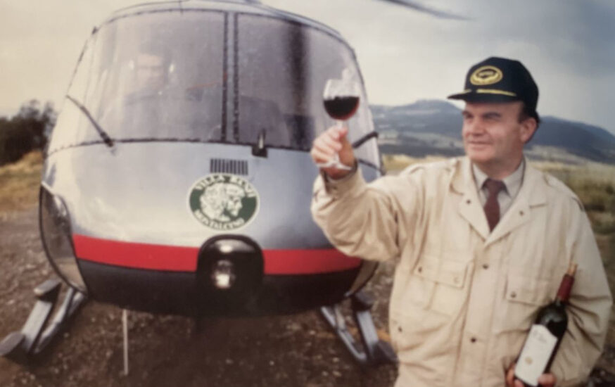 Ezio Rivella con il suo elicottero a Banfi