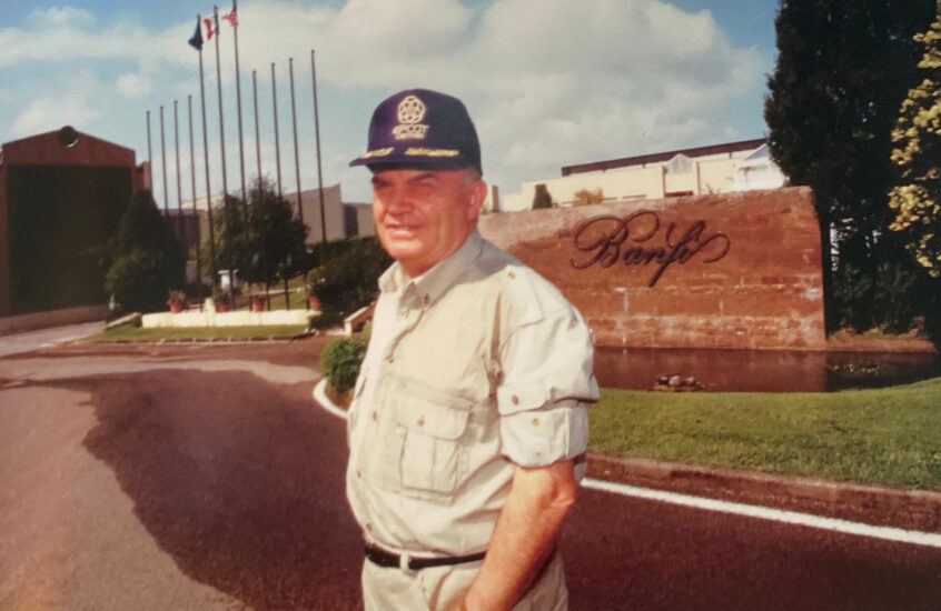 Ezio Rivella di fronte alla neonata Banfi 