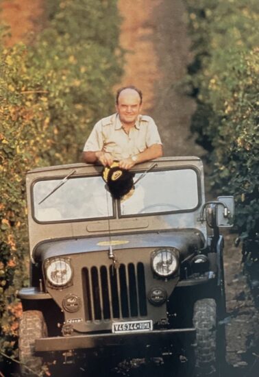 Rivella con l’inseparabile jeep per visitare i vigneti