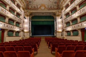 Portare i giovani in cantina ma anche a teatro: così il vino sostiene la cultura con Bindi Sergardi