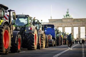 Gli agricoltori tedeschi in rivolta per i taglio delle agevolazioni su macchine e diesel