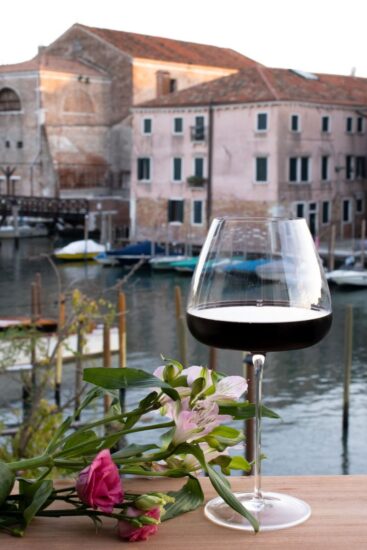 A Venezia, il vino è protagonista anche degli “Enologismi” ai docks cantieri cucchini