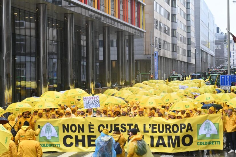 Gli agricoltori italiani, ieri, a Bruxelles (ph: Coldiretti)