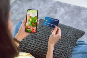 Vendita e lotta allo spreco: l’ecommerce food & beverage a 140,42 miliardi di dollari entro il 2027