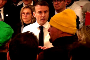 Emmanuel Macron al Salon de l’Agriculture di Parigi: “faremo il prezzo minimo sui prodotti agricoli”