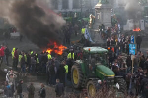 Protesta degli agricoltori: trattori a Bruxelles, la Polizia usa gli idranti, e i toni si accendono